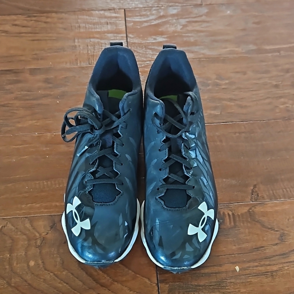 Under Armour Football Cleats, Youth Size 5.5. Back and White